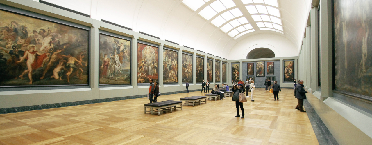 Major Museum: People looking at art